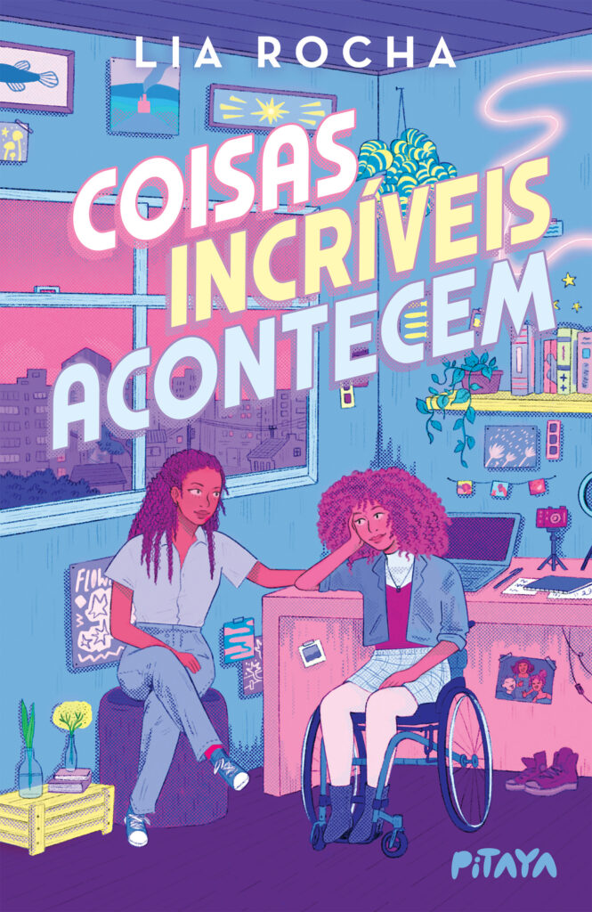 Capa ilustrada do livro com o texto “Lia Rocha – Coisas Incríveis Acontecem”. Duas jovens conversam em um quarto ao entardecer: uma, sentada em um pufe, segura a mão da outra, que está em uma cadeira de rodas e apoia o rosto na mão. O ambiente é um quarto com janela mostrando prédios ao pôr do sol em tons rosados. Há uma mesa com notebook, câmera em tripé, livros organizados, plantas pendentes e um pequeno varal de fotos. As paredes têm quadros e pôsteres, e no chão há um caixote com livros e um vaso de planta. A paleta de cores é vibrante, com predominância de azul, rosa e roxo.