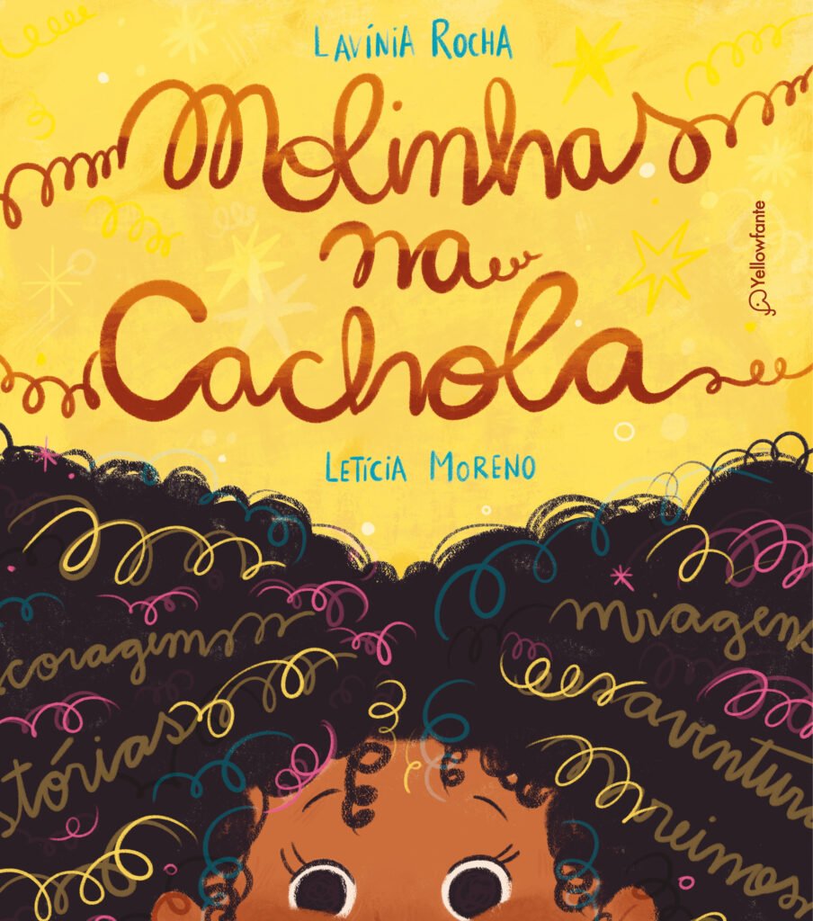 Capa do livro "Molinhas na cachola", de Lavínia Rocha e Letícia Moreno. Fundo amarelo e título em destaque, acompanhado de elementos desenhados à mão, como estrelas e espirais coloridas. Na parte inferior, destaca-se o cabelo cacheado de uma criança negra, repleto de molinhas e palavras que remetem a pensamentos e imaginação.