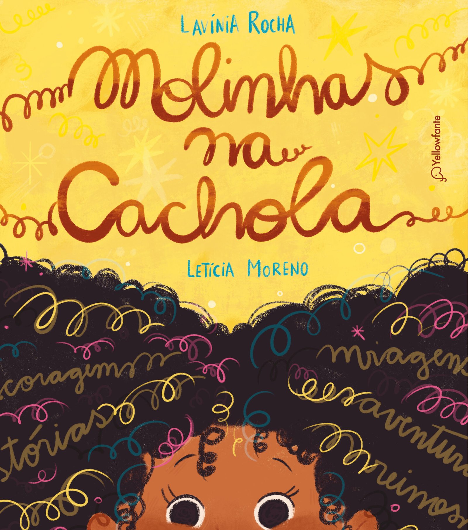 Capa do livro "Molinhas na cachola", de Lavínia Rocha e Letícia Moreno. Fundo amarelo e título em destaque, acompanhado de elementos desenhados à mão, como estrelas e espirais coloridas. Na parte inferior, destaca-se o cabelo cacheado de uma criança negra, repleto de molinhas e palavras que remetem a pensamentos e imaginação.